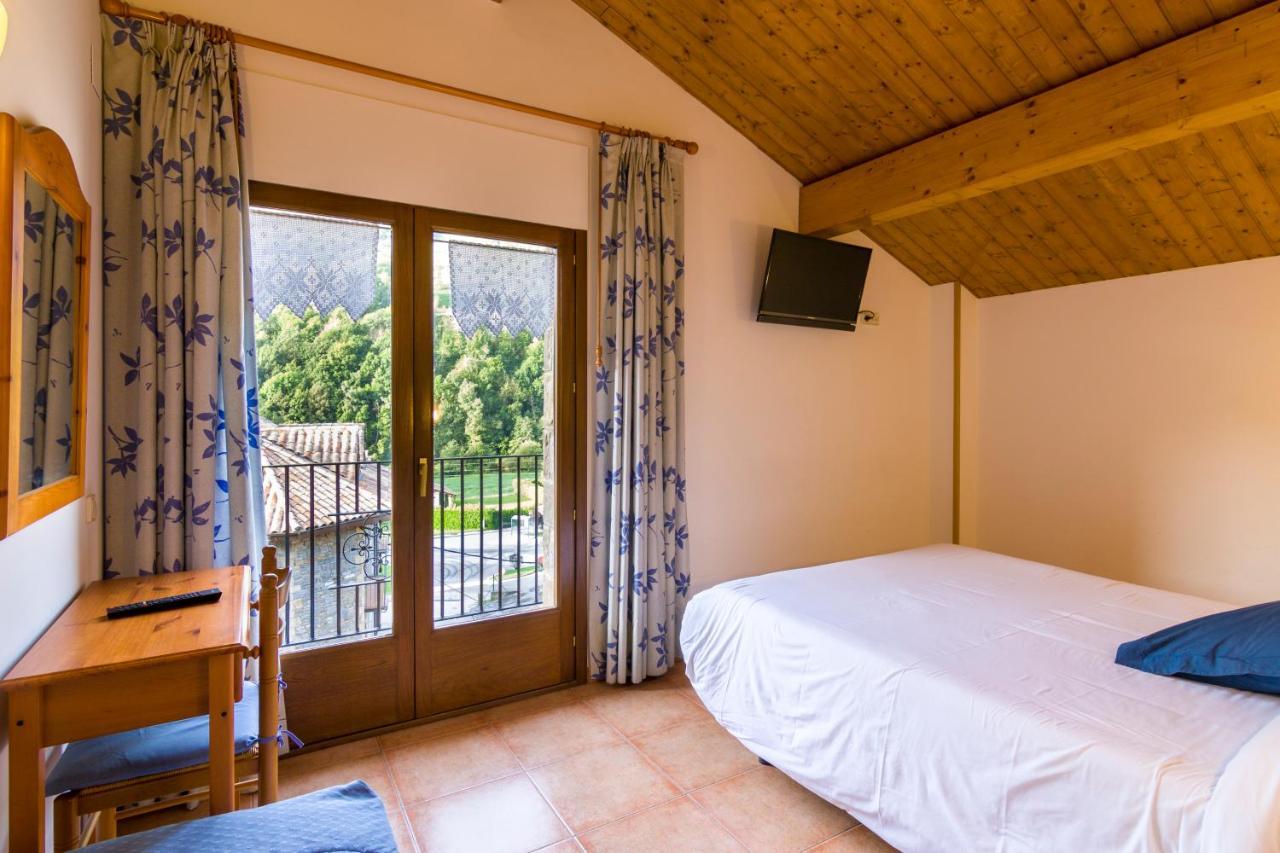 Hostal Cal Mestre Vilallonga de Ter Ngoại thất bức ảnh
