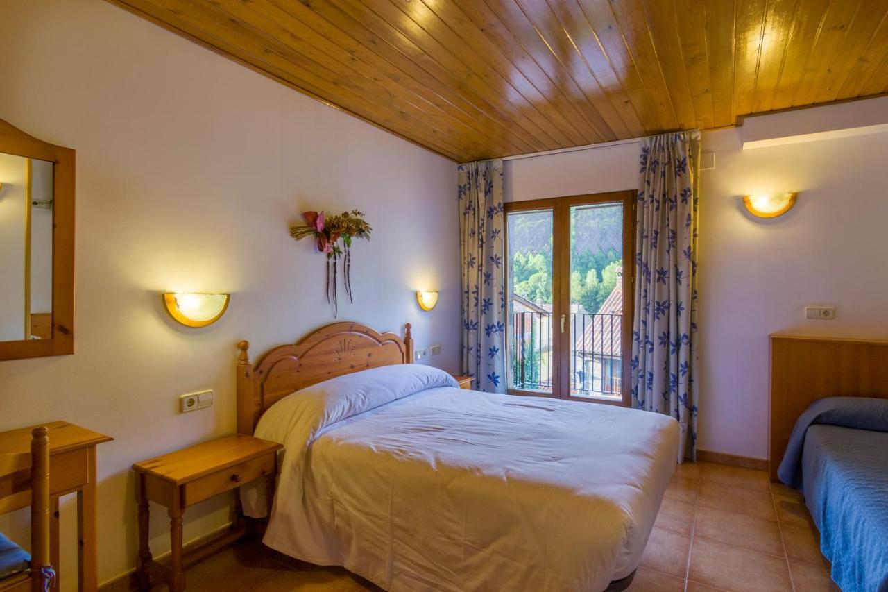 Hostal Cal Mestre Vilallonga de Ter Ngoại thất bức ảnh