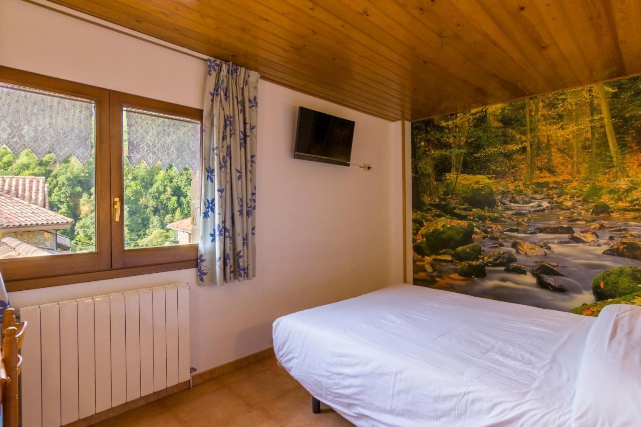 Hostal Cal Mestre Vilallonga de Ter Ngoại thất bức ảnh