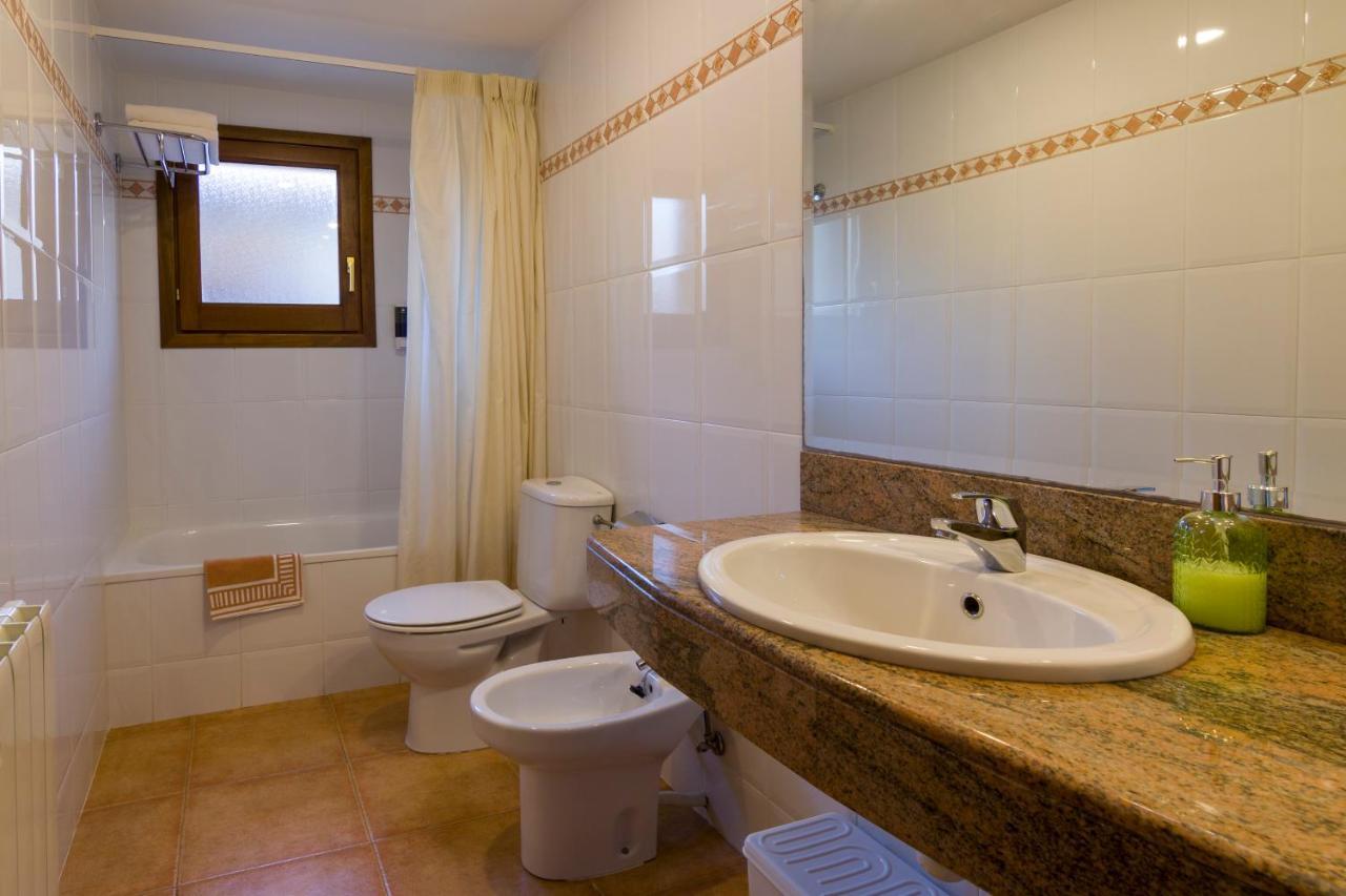 Hostal Cal Mestre Vilallonga de Ter Ngoại thất bức ảnh