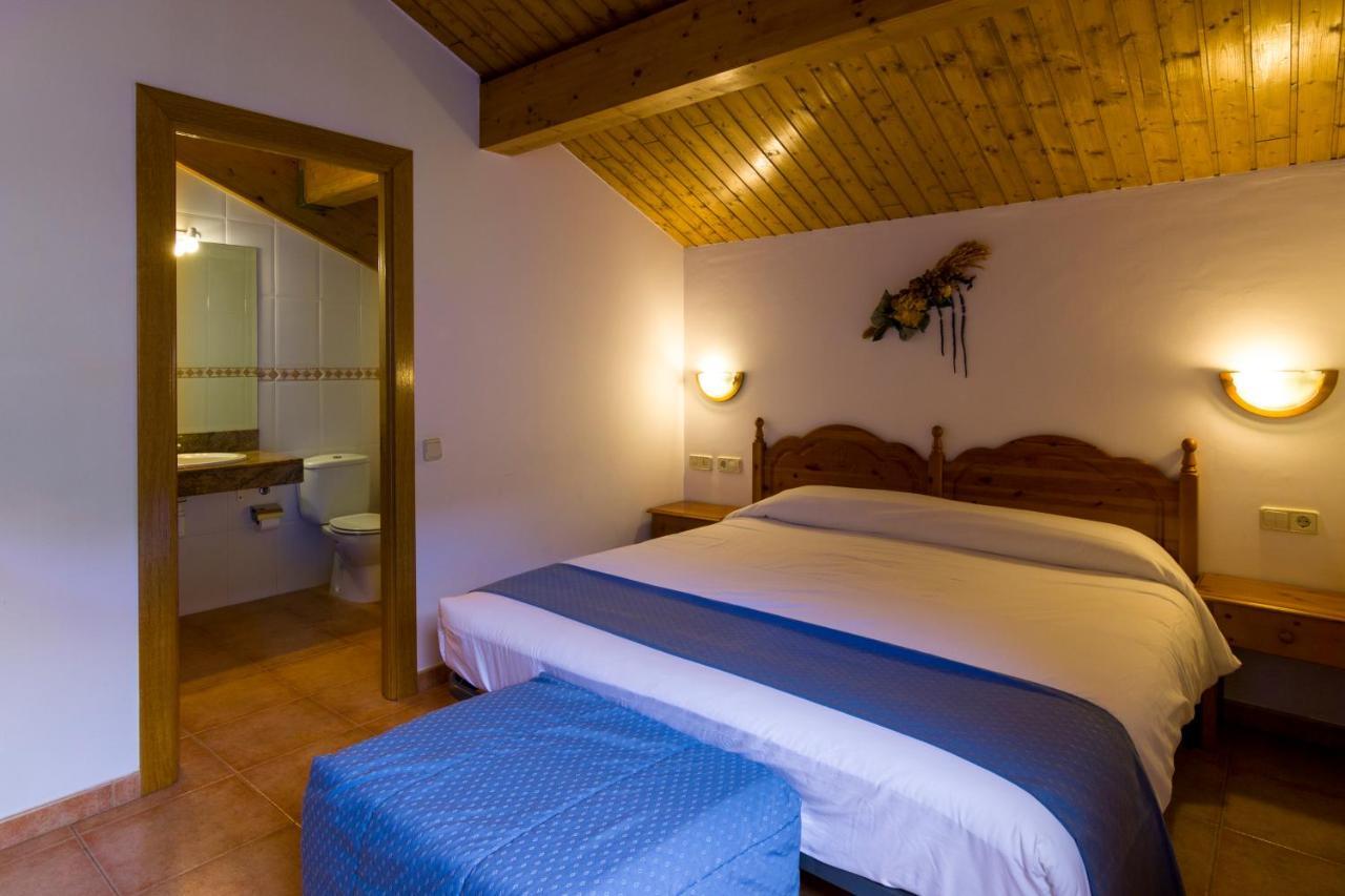 Hostal Cal Mestre Vilallonga de Ter Ngoại thất bức ảnh