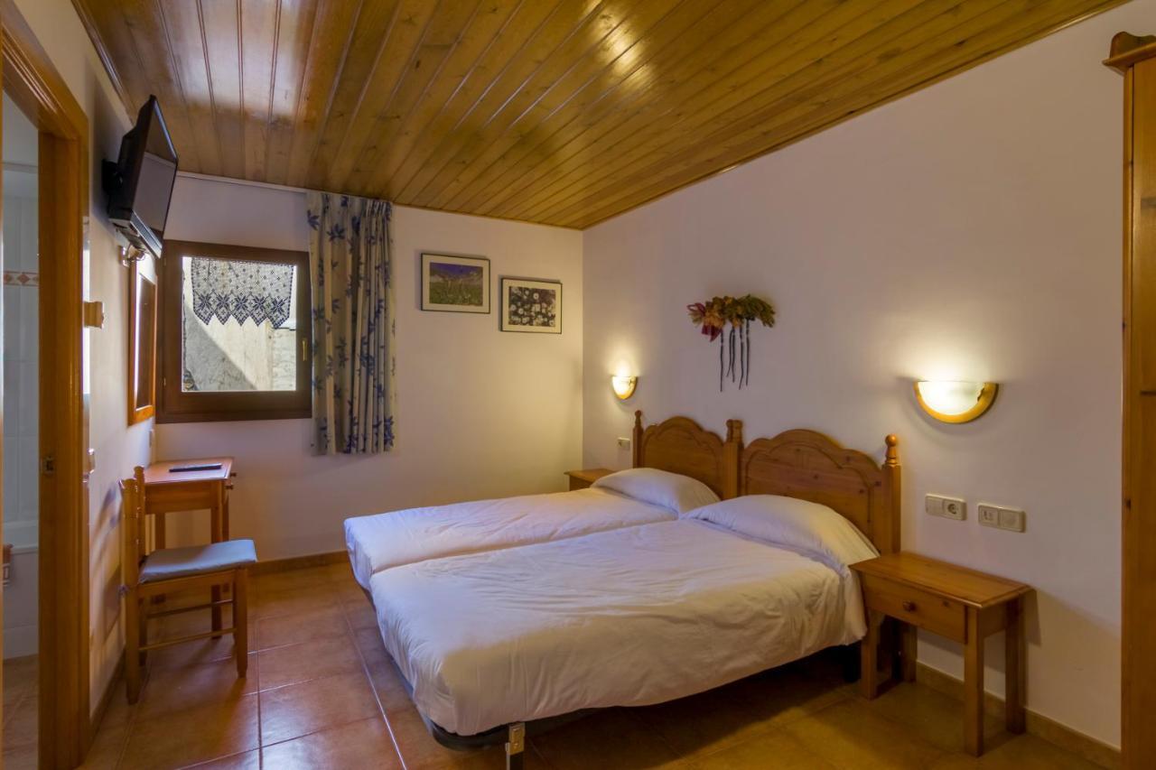 Hostal Cal Mestre Vilallonga de Ter Ngoại thất bức ảnh