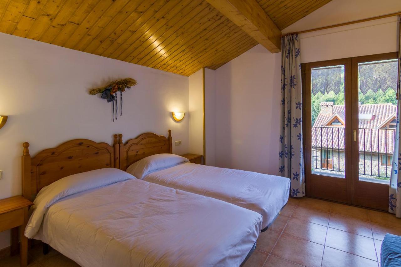 Hostal Cal Mestre Vilallonga de Ter Ngoại thất bức ảnh