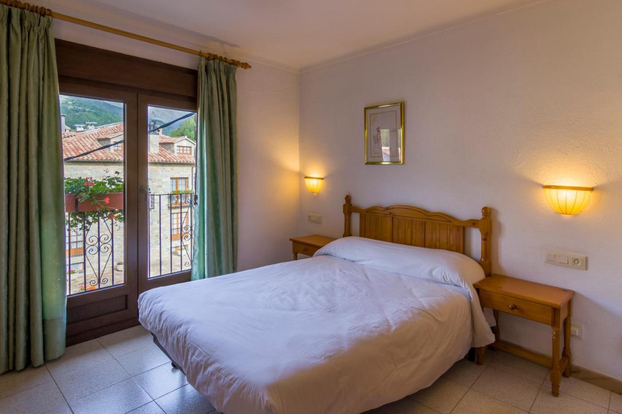 Hostal Cal Mestre Vilallonga de Ter Ngoại thất bức ảnh