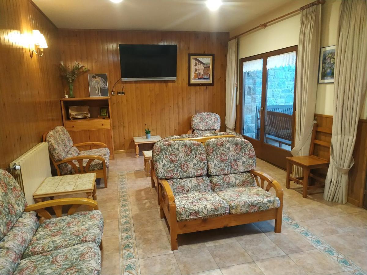 Hostal Cal Mestre Vilallonga de Ter Ngoại thất bức ảnh