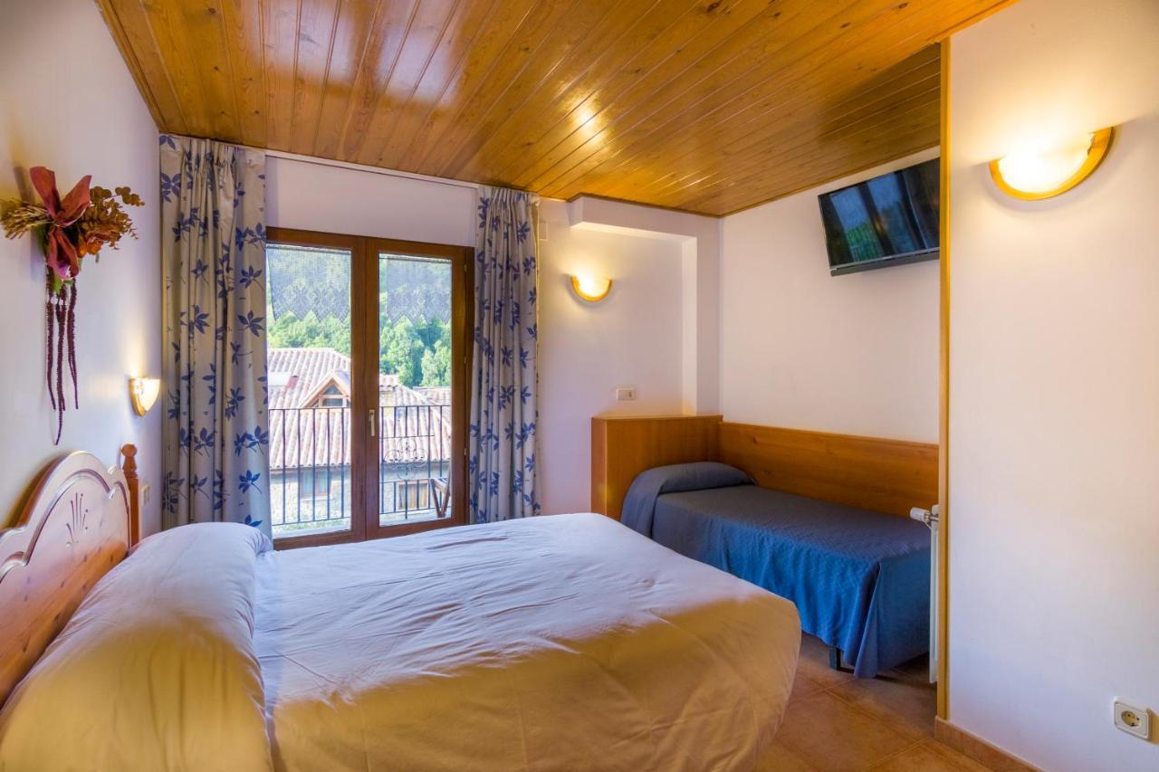 Hostal Cal Mestre Vilallonga de Ter Ngoại thất bức ảnh