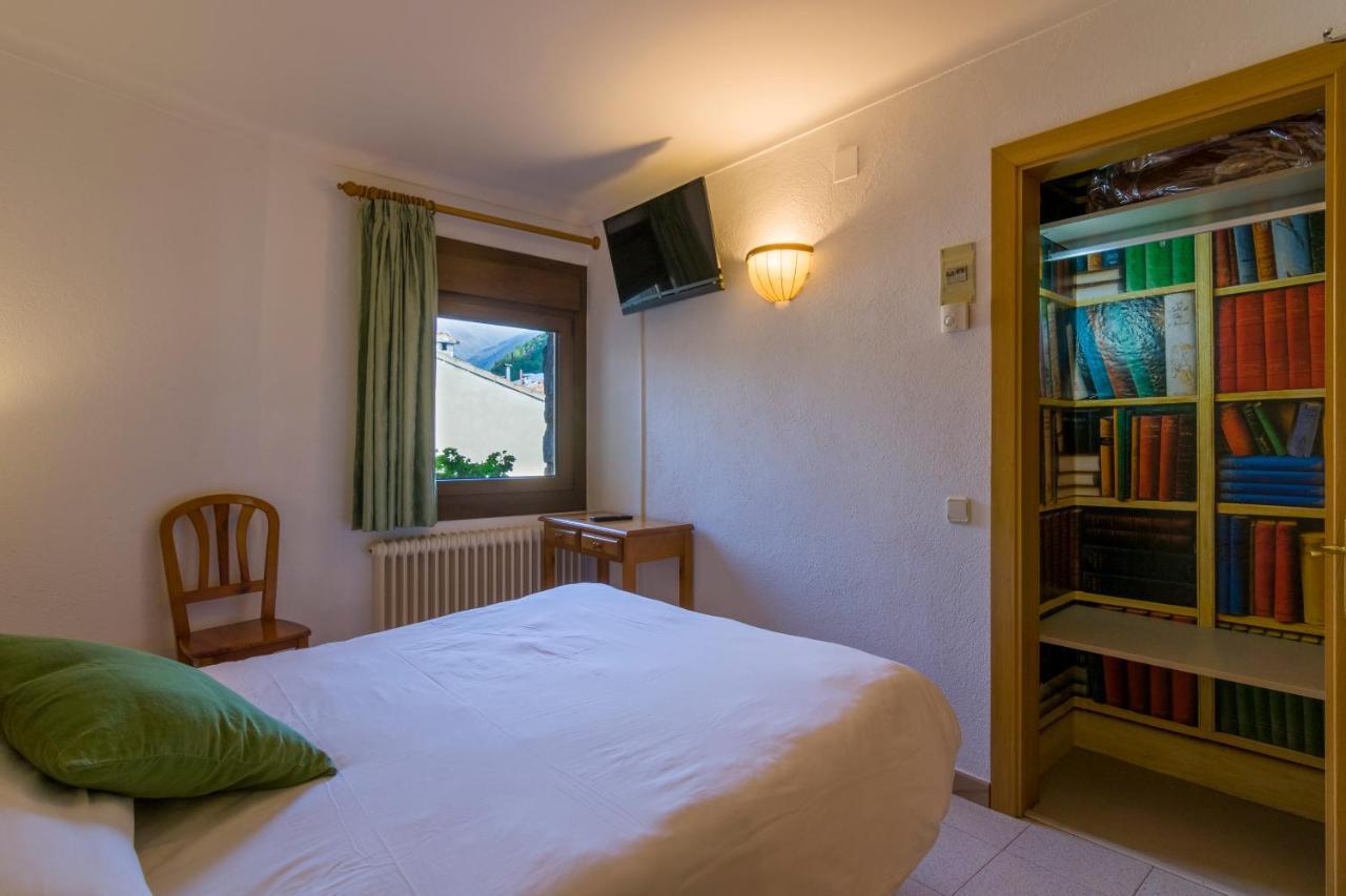 Hostal Cal Mestre Vilallonga de Ter Ngoại thất bức ảnh