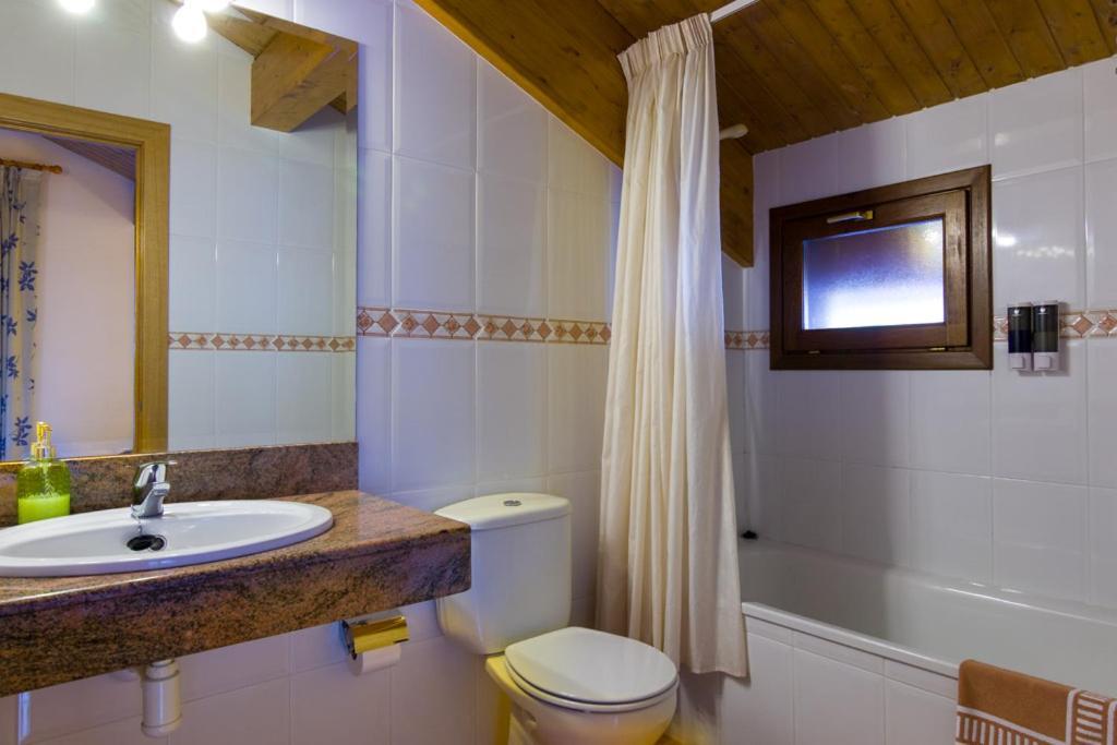 Hostal Cal Mestre Vilallonga de Ter Ngoại thất bức ảnh