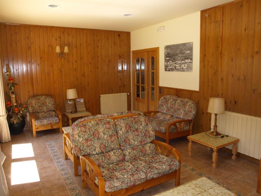 Hostal Cal Mestre Vilallonga de Ter Ngoại thất bức ảnh